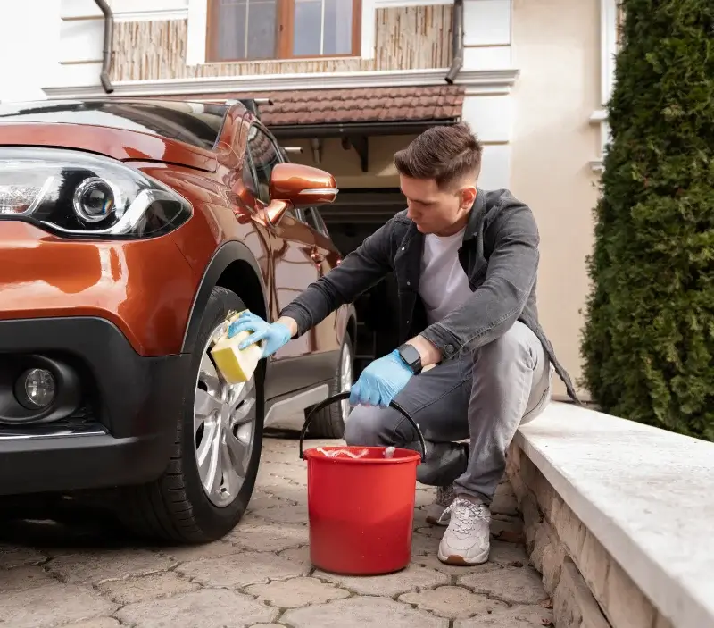 Lavage auto à domicile Coren : professionnel intervenant sur un véhicule